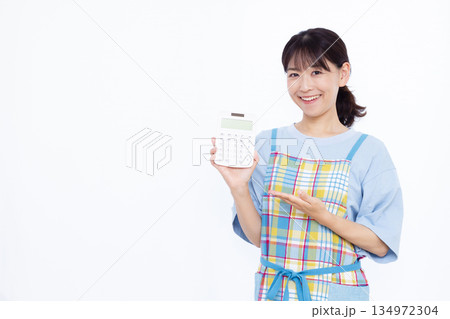 笑顔で電卓を持っている主婦 134972304
