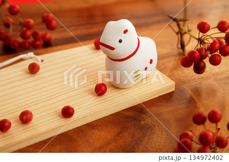 正月の飾り　無地絵馬と丑の置物とサンキライの赤い実 134972402