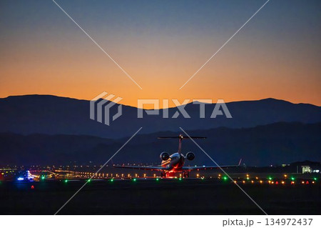 夜の仙台空港　離陸中の飛行機　宮城県名取市 134972437