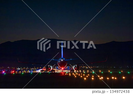 夜の仙台空港 離陸中の飛行機 宮城県名取市 夜の仙台空港 離陸中の飛行機 宮城県名取市 134972438
