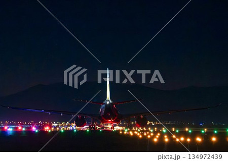 夜の仙台空港 離陸中の飛行機 宮城県名取市 夜の仙台空港 離陸中の飛行機 宮城県名取市 134972439