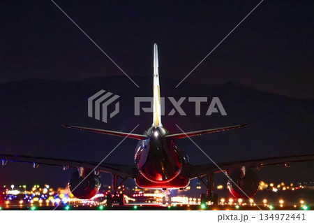夜の仙台空港 離陸中の飛行機 宮城県名取市 夜の仙台空港 離陸中の飛行機 宮城県名取市 134972441