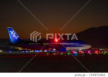 夕暮れの仙台空港 タキシング中の飛行機 シルエット 宮城県名取市 夕暮れの仙台空港 タキシング中の飛行機 シルエット 宮城県名取市 134972462