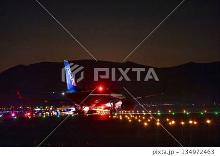 夕暮れの仙台空港　タキシング中の飛行機　シルエット　宮城県名取市 134972463