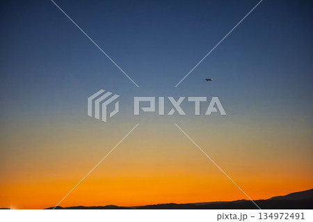 夕暮れの仙台空港　着陸中の飛行機　宮城県名取市 134972491