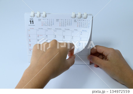 卓上カレンダーをめくる人の手 134972559