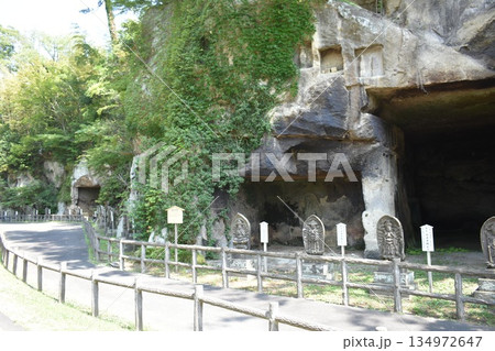 岩を掘って造られた日本の石仏と洞窟遺跡の風景 岩を掘って造られた日本の石仏と洞窟遺跡の風景 134972647