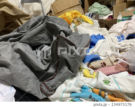 床に散乱した衣類や小物 134973176