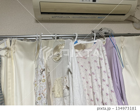 エアコン下のスペースに室内干しされた洗濯物の風景 エアコン下のスペースに室内干しされた洗濯物の風景 134973181