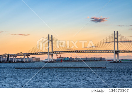 夕景に染まる横浜ベイブリッジ 夕景に染まる横浜ベイブリッジ 134973507