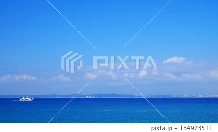 青い海と広がる空 南国の絶景風景 沖縄県 津堅島 青い海と広がる空 南国の絶景風景 沖縄県 津堅島 134973511