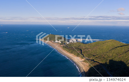 太平洋に面した伊良湖岬の海岸線と港町を捉えた空撮風景 太平洋に面した伊良湖岬の海岸線と港町を捉えた空撮風景 134974024