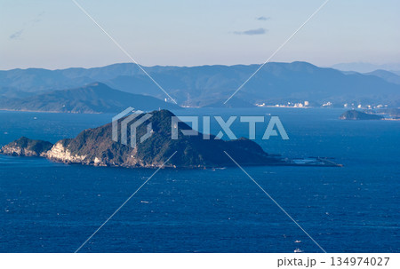 伊勢湾に浮かぶ神島を望む雄大な海の空撮風景 134974027