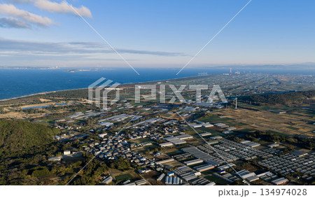 伊勢湾に面した渥美半島の農地と海岸線を望む空撮風景 伊勢湾に面した渥美半島の農地と海岸線を望む空撮風景 134974028