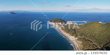 伊良湖岬の港と太平洋、その先に浮かぶ神島を望む空撮風景 134974030