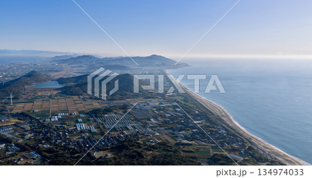 渥美半島の農地と太平洋の海岸線を望む空撮 ― 海と田園が広がる愛知の風景 134974033
