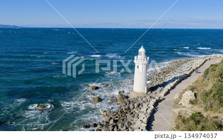 太平洋に面した伊良湖灯台と防波堤 ― 渥美半島の海岸風景 太平洋に面した伊良湖灯台と防波堤 ― 渥美半島の海岸風景 134974037