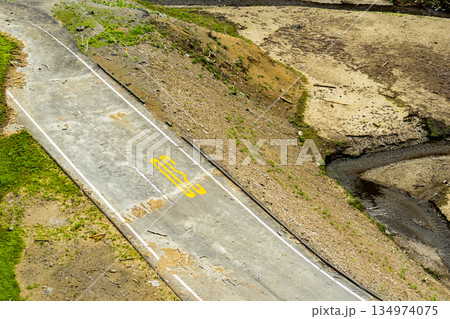 宮ヶ瀬ダム　湖底に沈んだ道路 134974075