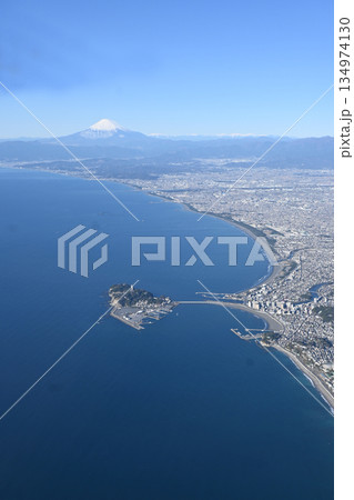 江の島と富士山遠望 縦位置 江の島と富士山遠望 縦位置 134974130