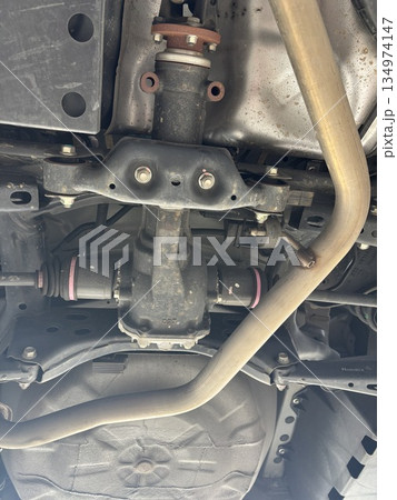 四駆の自動車のデフを下から見た 四駆の自動車のデフを下から見た 134974147