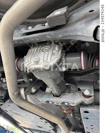 斜め下から見た四駆のデフ 134974148