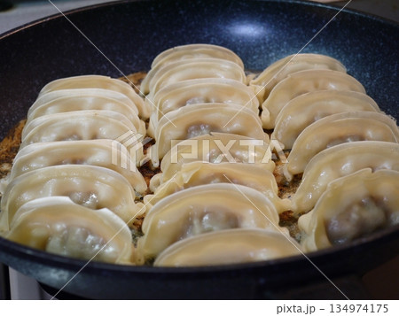 フライパンで焼いた餃子 フライパンで焼いた餃子 134974175