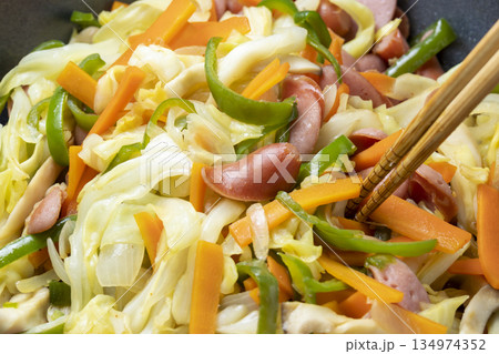 野菜炒め(ウインナー入り)調理シーン。 134974352