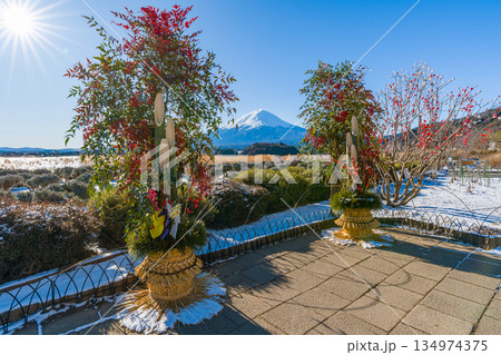 富士山と門松　日本のお正月　河口湖 134974375