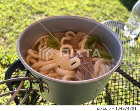 クッカーに入ったうどん クッカーに入ったうどん 134974701
