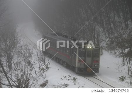 朝靄の中を走る普通列車 134974766