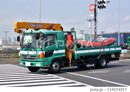 ゴムボートを積載した警視庁第六機動隊の資材運搬車 ゴムボートを積載した警視庁第六機動隊の資材運搬車 134974957