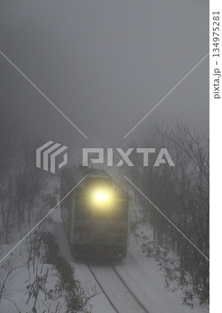 朝靄の中を走る普通列車 朝靄の中を走る普通列車 134975281