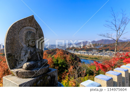秋の寂光院から眺める犬山市と木曽川の紅葉風景 134975604