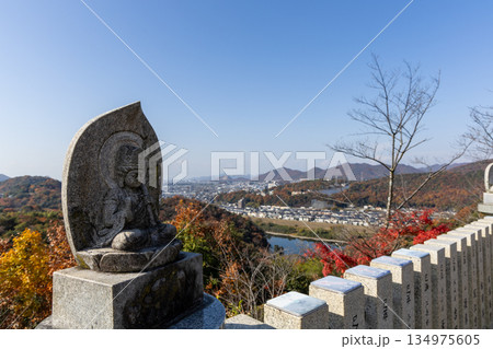 秋の寂光院から眺める犬山市と木曽川の紅葉風景 134975605