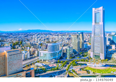 日本の横浜都市景観1月4日…新春…富士山や桜木町駅、横浜ランドマークタワーなどを望む。新時代へ 134976049
