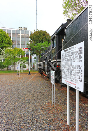 長野県塩尻市、塩尻市役所敷地内に保存されているSLの風景 134976173