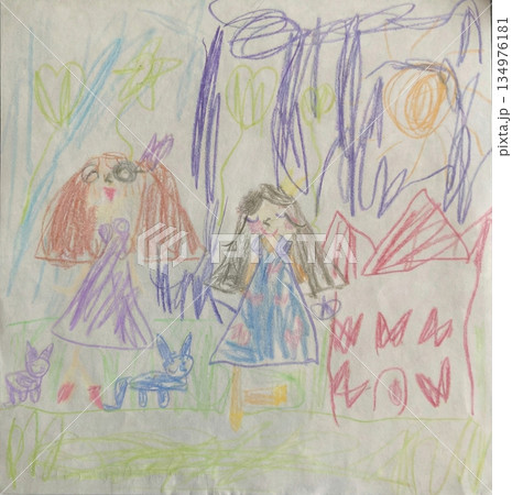 幼稚園児が描いたドレスでダンスするおばあちゃんと孫 134976181