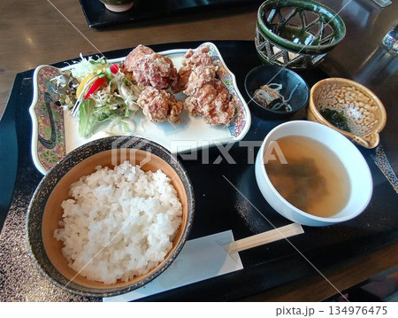 銘酒の酒粕漬けで下味をつけた… 『鶏の唐揚げ定食』 銘酒の酒粕漬けで下味をつけた… 『鶏の唐揚げ定食』 134976475