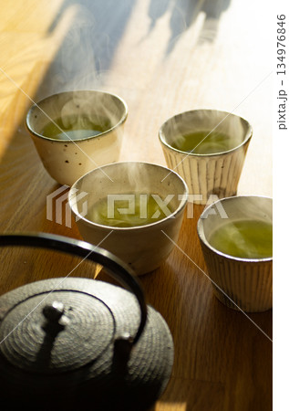 朝日と緑茶 134976846