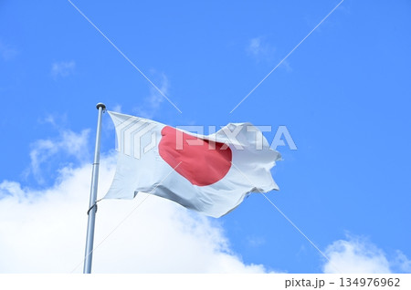 風にたなびく日本国旗 風にたなびく日本国旗 134976962