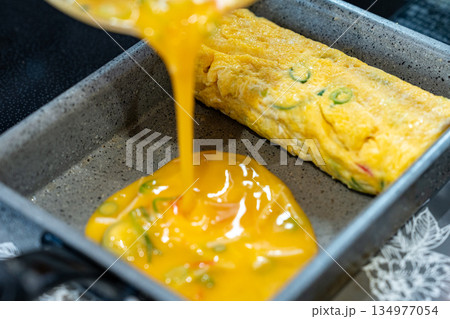 だし巻き卵、調理中 134977054