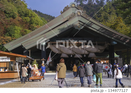 出雲大社の神楽殿で行われる正月の吉兆神事 134977127