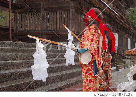 出雲大社の本殿で行われる正月の吉兆神事 134977128