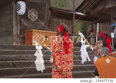 出雲大社の本殿で行われる正月の吉兆神事 出雲大社の本殿で行われる正月の吉兆神事 134977130