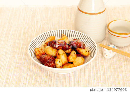 チキンとニンニクのスタミナ炒め(こしょうダレ)と日本酒 チキンとニンニクのスタミナ炒め(こしょうダレ)と日本酒 134977608
