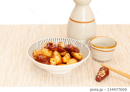 チキンとニンニクのスタミナ炒め(こしょうダレ)と日本酒 チキンとニンニクのスタミナ炒め(こしょうダレ)と日本酒 134977609