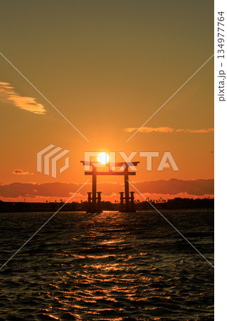 浜松市弁天島の鳥居に沈む元旦の夕日 浜松市弁天島の鳥居に沈む元旦の夕日 134977764