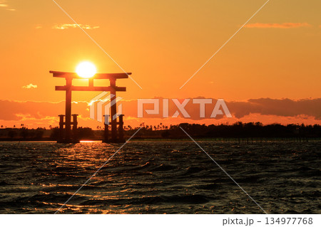 浜松市弁天島の鳥居に沈む元旦の夕日 134977768