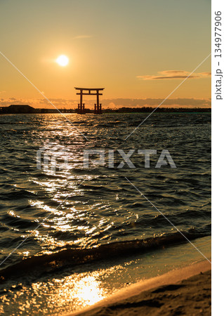 浜松市弁天島の鳥居に沈む元旦の夕日 浜松市弁天島の鳥居に沈む元旦の夕日 134977906