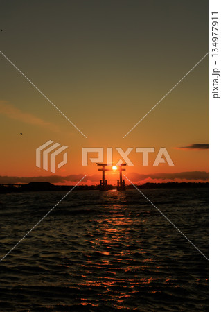 浜松市弁天島の鳥居に沈む元旦の夕日 浜松市弁天島の鳥居に沈む元旦の夕日 134977911